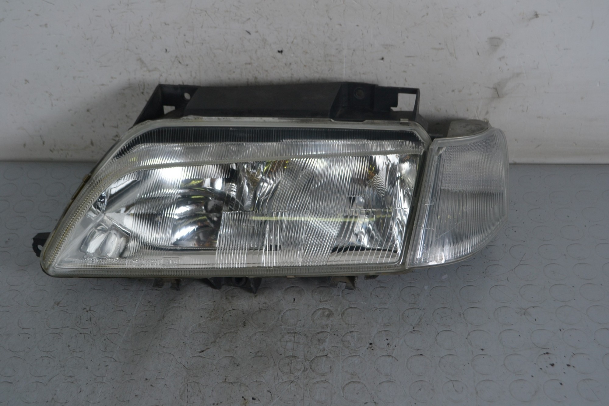 Faro Anteriore SX Citroen Xantia dal 1993 al 1998 Cod 88205035  1659624382963