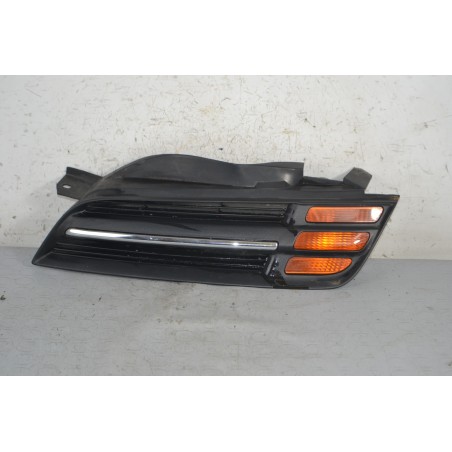 Griglia anteriore SX con freccia Nissan Micra K12 Dal 2002 al 2010 Cod 62330AX600  1667980209879