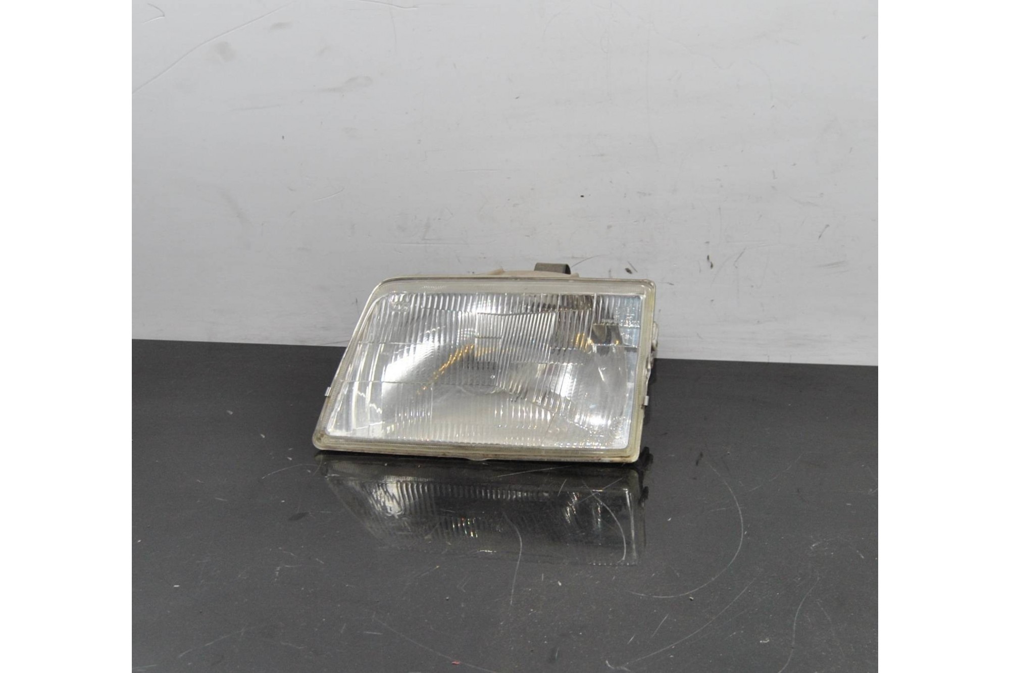 Faro Anteriore SX Peugeot 205 dal 1983 al 1999 OE 6204A3  2400000067177