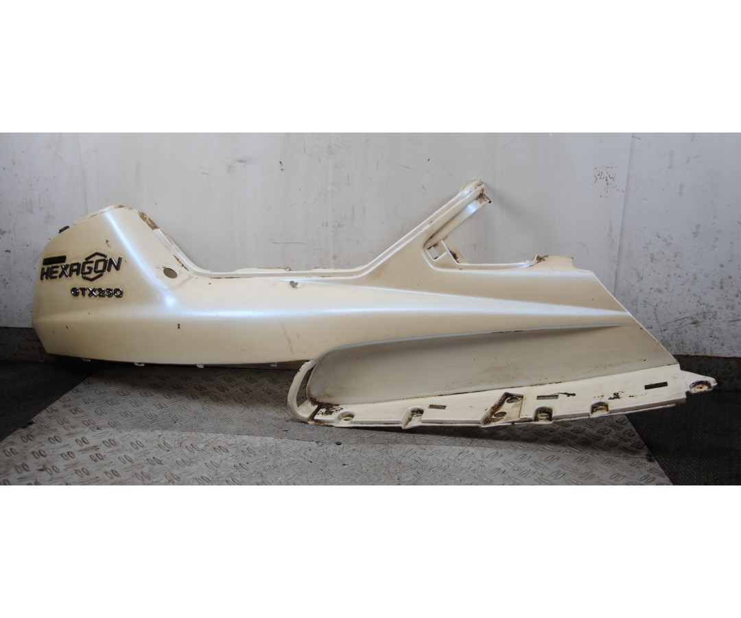 Carena Fianchetto Pedana Poggiapiedi DX Piaggio Super Hexagon GTX 250 dal 1999 al 2001  1673432295833