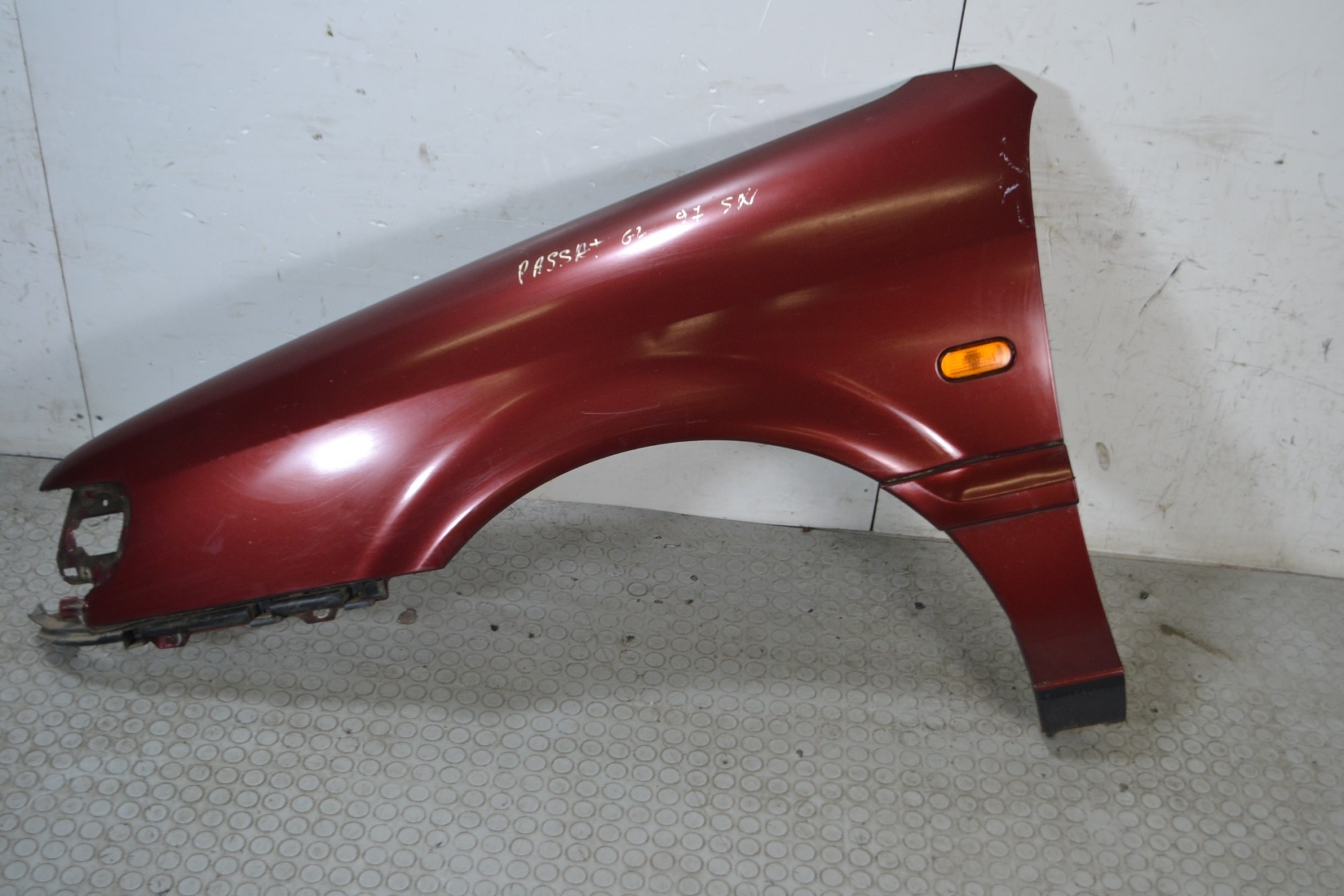 Parafango anteriore SX Volkswagen Passat GL Dal 1993 al 1997 Colore bordeaux  1674560153590