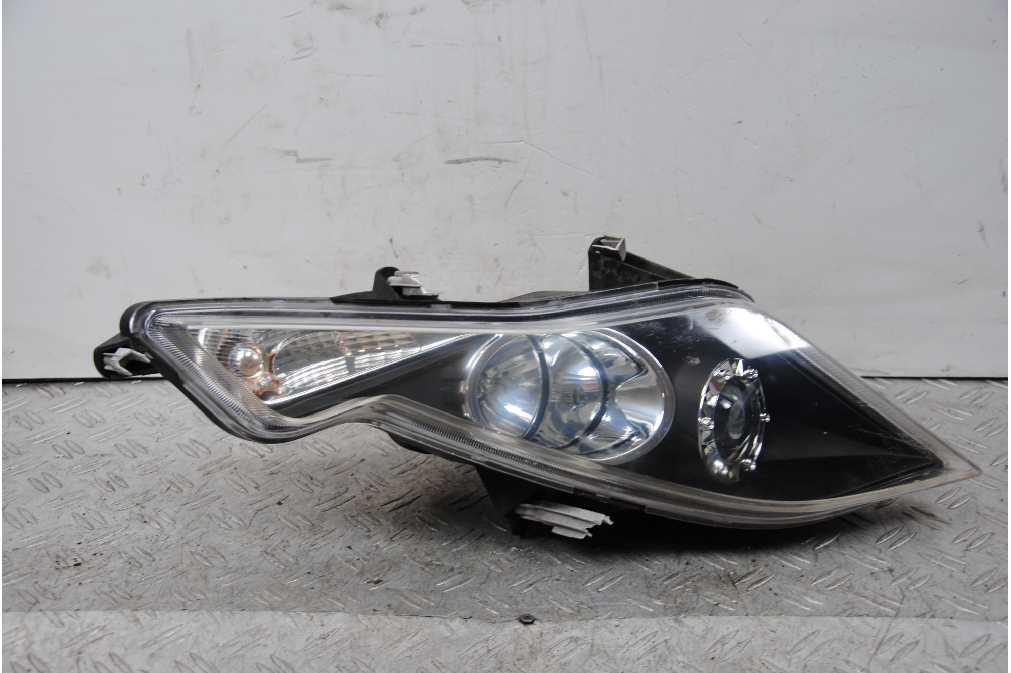 Faro Fanale Anteriore Sinistro SX Kymco Downtown 200 dal 2008 al 2017 3 Led Non Funzionanti  1675683646525