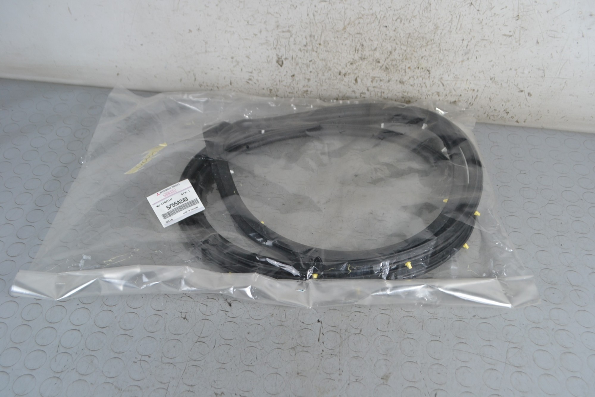 Guarnizione in gomma portiera posteriore SX Mitsubishi Mirage Dal 2012 al 2018 Cod 5755A249  1676631497169