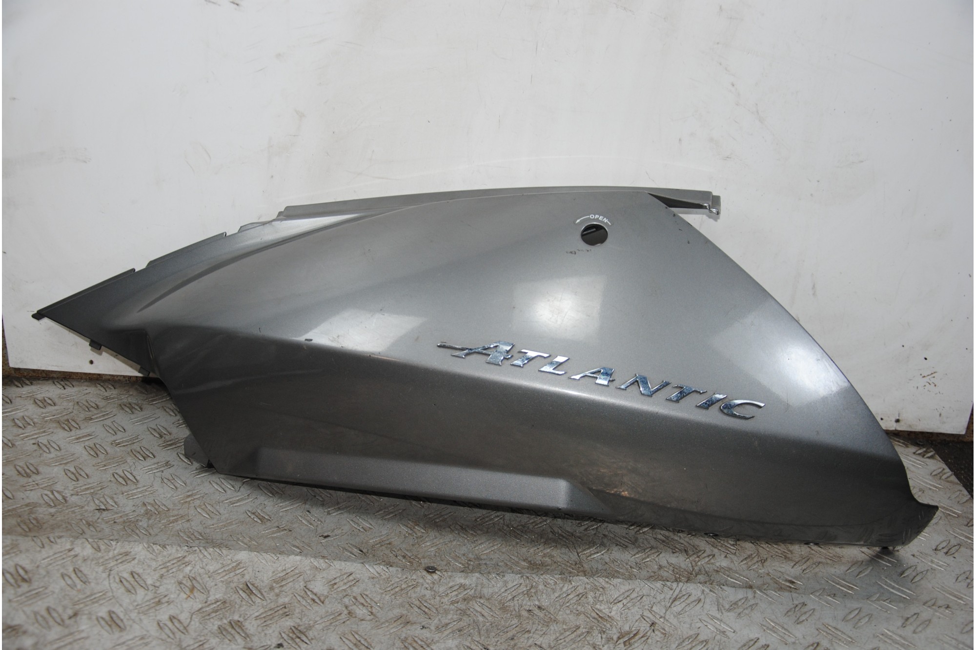 Carena Fianchetto Laterale Posteriore SX Aprilia Atlantic 300 dal 2010 al 2014  1677162670786