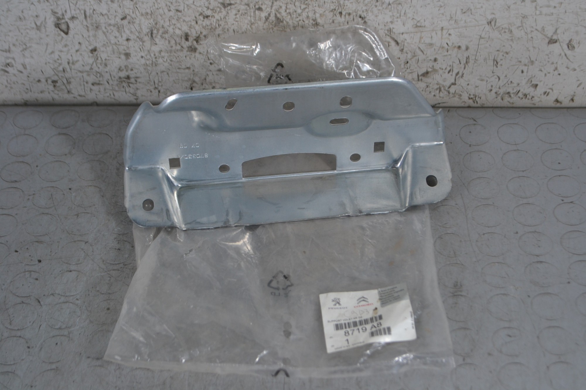 Supporto serratura portellone bagagliaio Peugeot 807 Dal 2002 al 2014 Cod 870330/ 8719A8  1683548679502