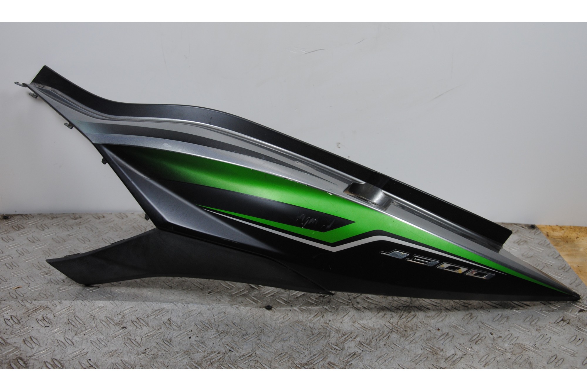 Carena Fianchetto laterale Posteriore Sinistro Kawasaki J300 ABS Dal 2014 Al 2016 COD 83600-ZZA6-E000  1687786653010