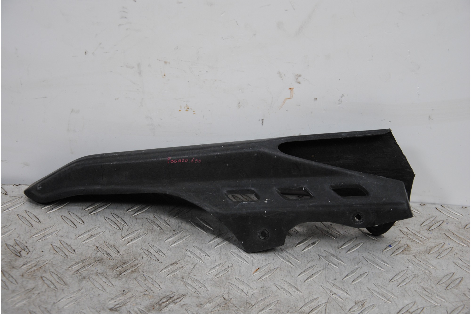 Carena Copri catena Aprilia Pegaso 650 dal 1994 al 1996  1688740866149