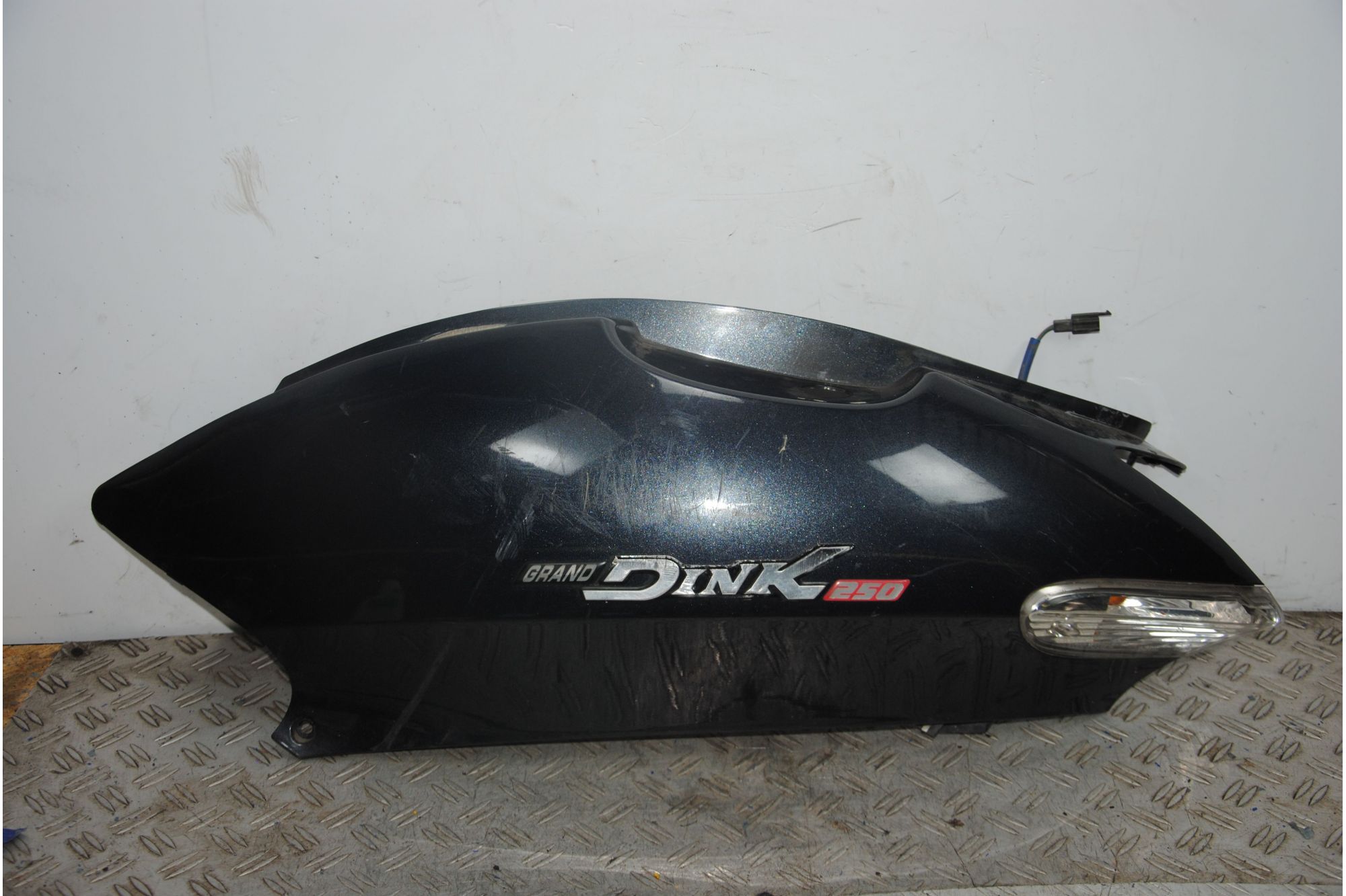 Carena Fianchetto Laterale Sinistro Kymco Grand Dink 250 dal 2000 al 2006  1691391395579