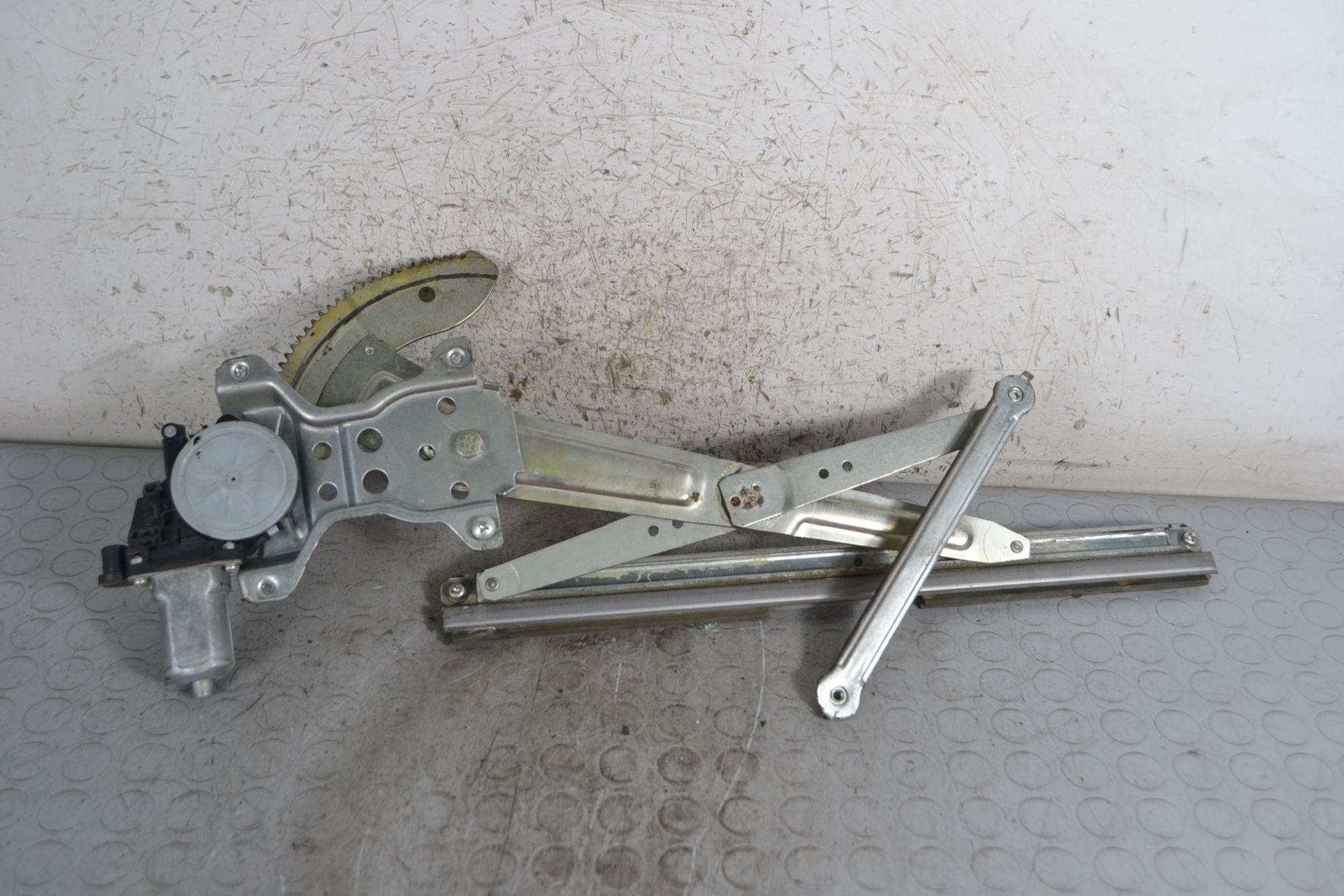 Motorino alzacristalli anteriore SX Suzuki SX 4 Dal 2006 al 2013 Cod 83530-63J00  1693925178252