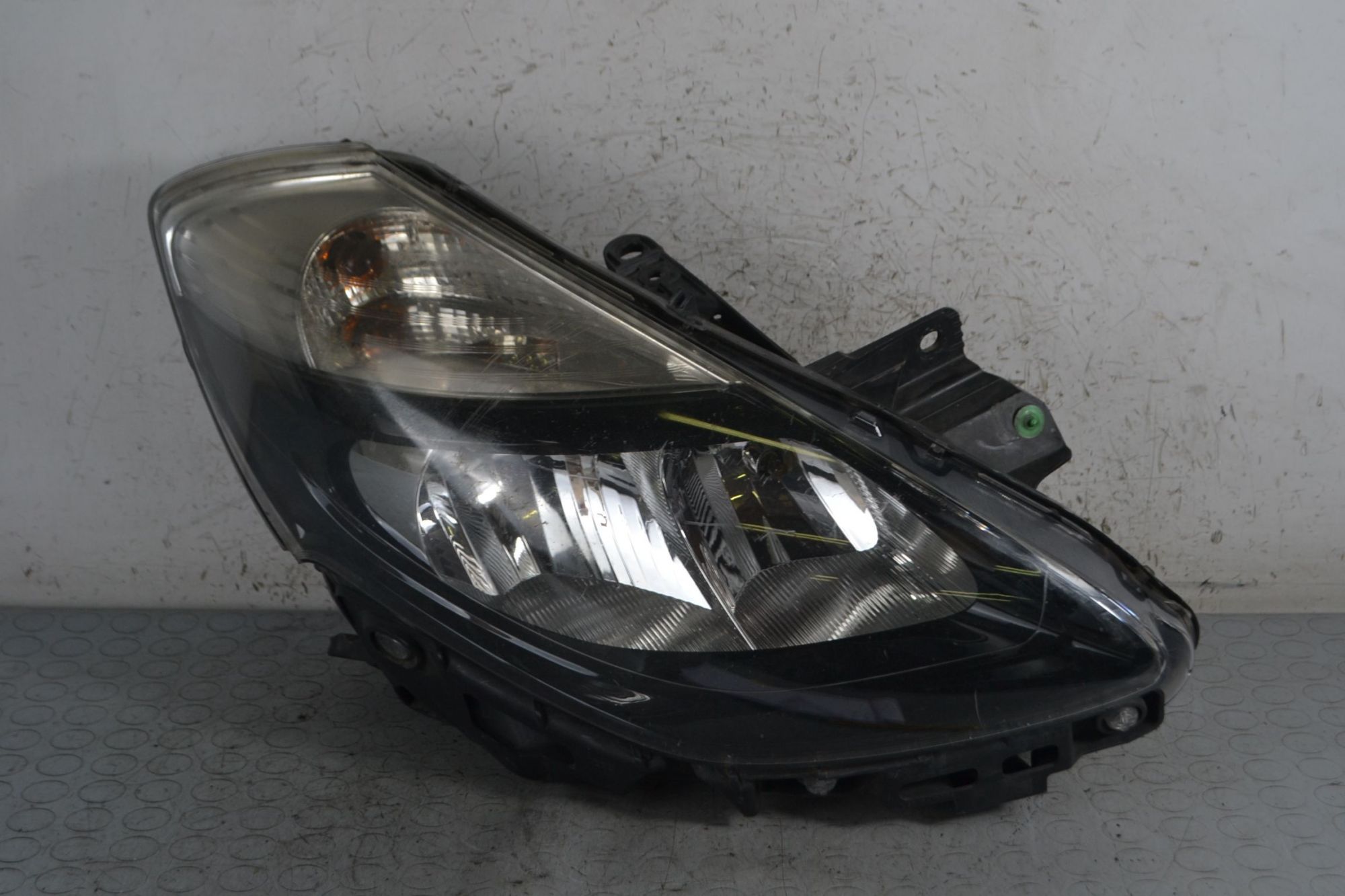 Faro Fanale Anteriore DX Parabola Nera Renault Clio III Dal 2005 al 2013 Cod 7701072013 ATTACCO ROTTO  1694780681628