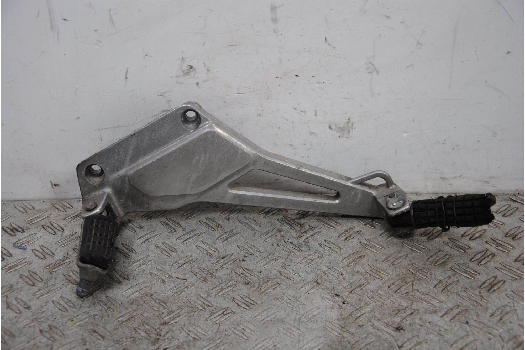 Pedana Poggiapiedi Sinistra Honda CB 500 Dal 1993 al 2004  1698140629459