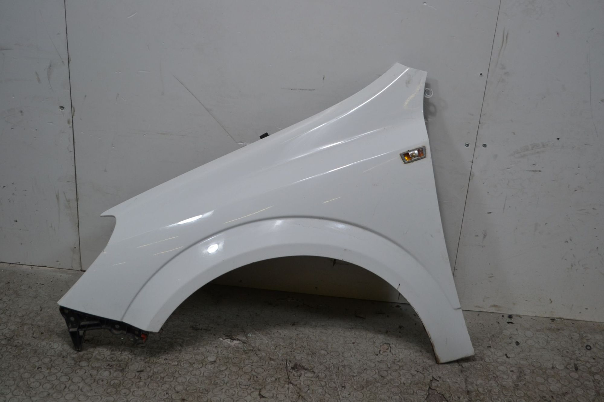 Parafango anteriore SX Opel Astra H Dal 2004 al 2011 Colore bianco  1706096890875