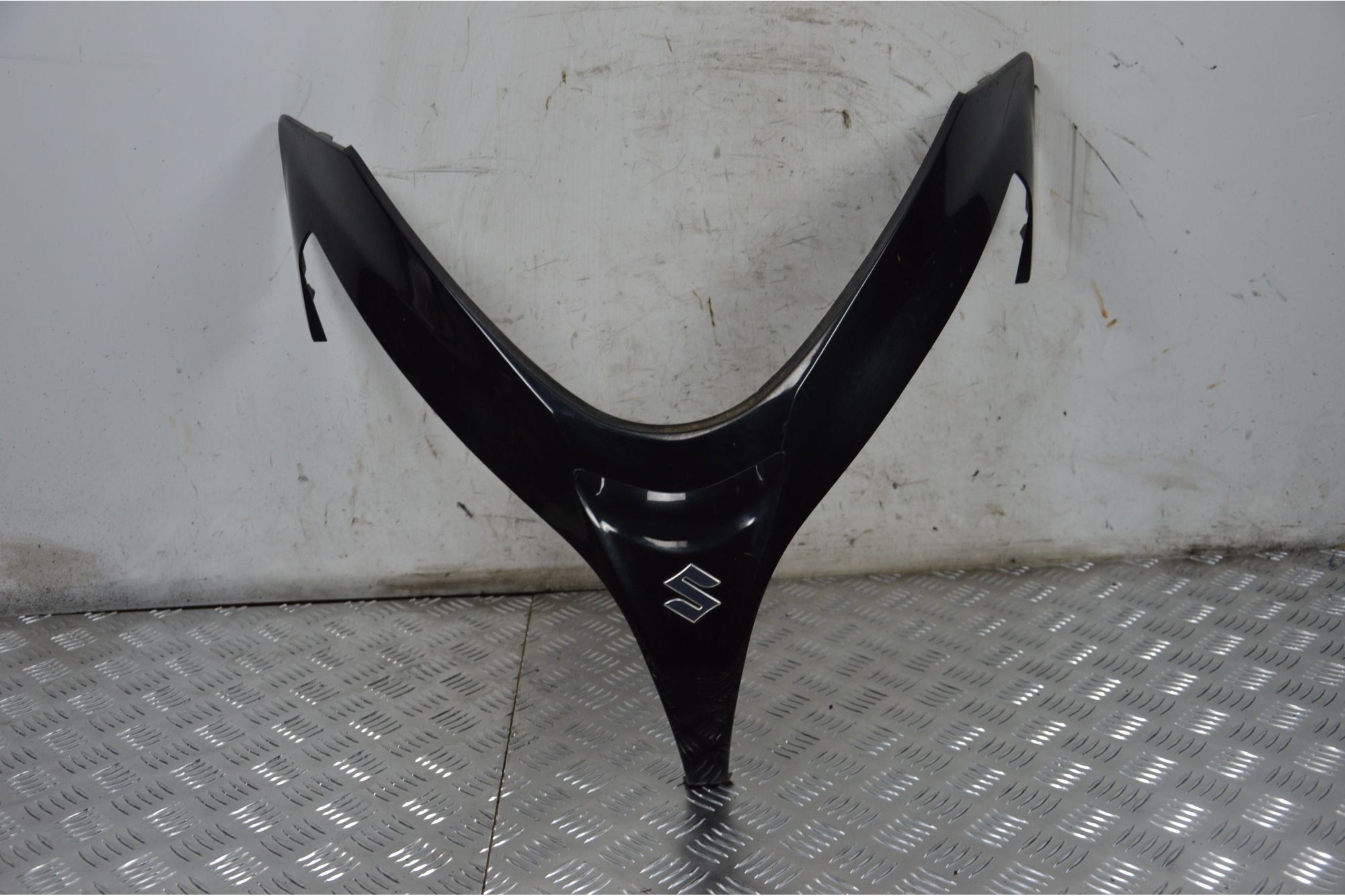 Carena Scudetto Boomerang Anteriore Suzuki Burgman 400 K7 dal 2007 al 2013  1711529400460