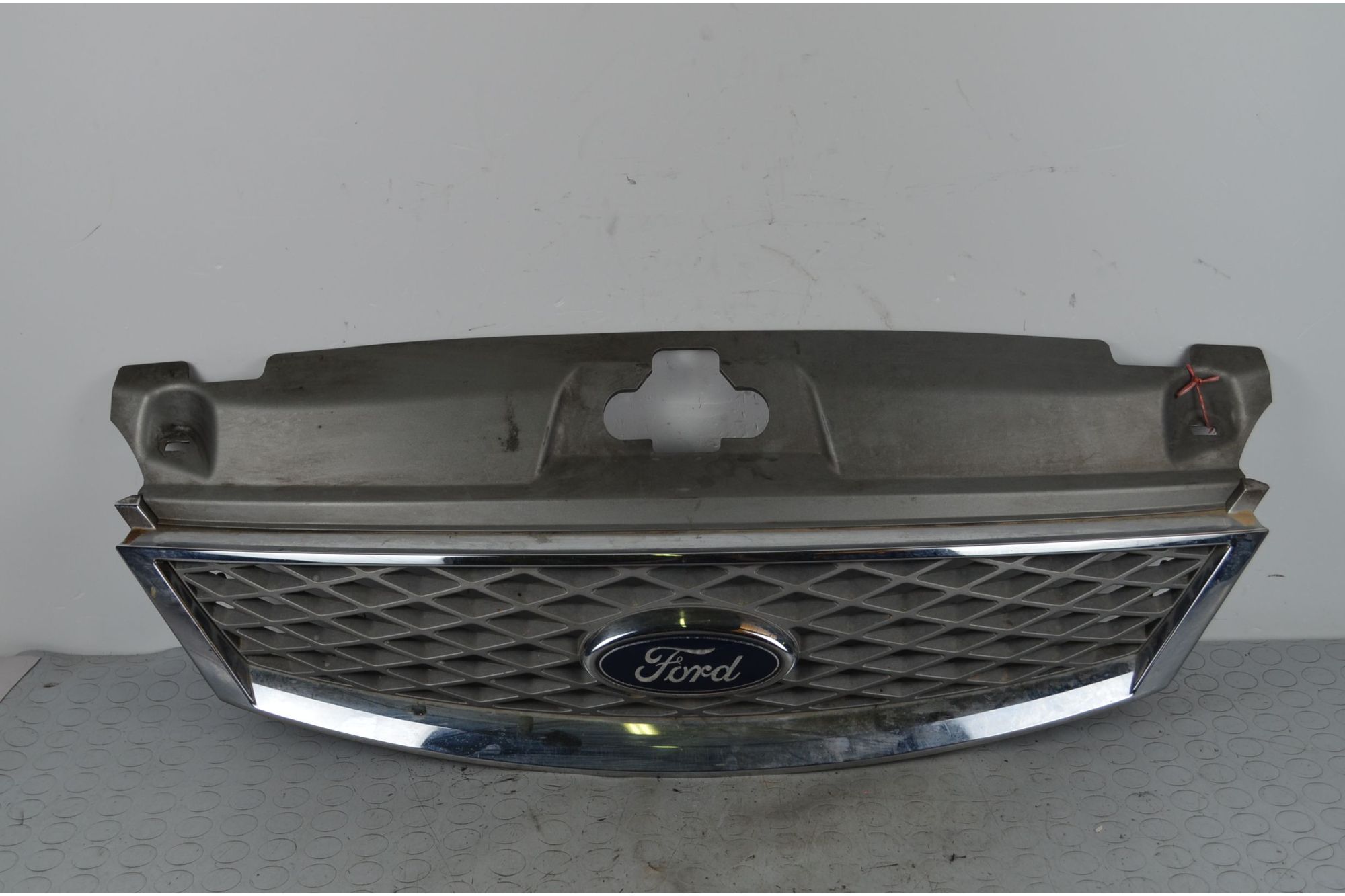 Griglia Anteriore Ford Mondeo II dal 2000 al 2007 Cod 657x-8a133-ba  1719224333649