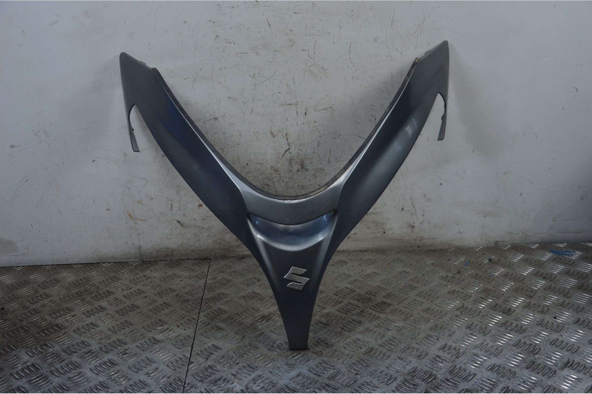 Carena Scudetto Boomerang Anteriore Boomerang Suzuki Burgman 400 K7 dal 2012 al 2016  1719564800191