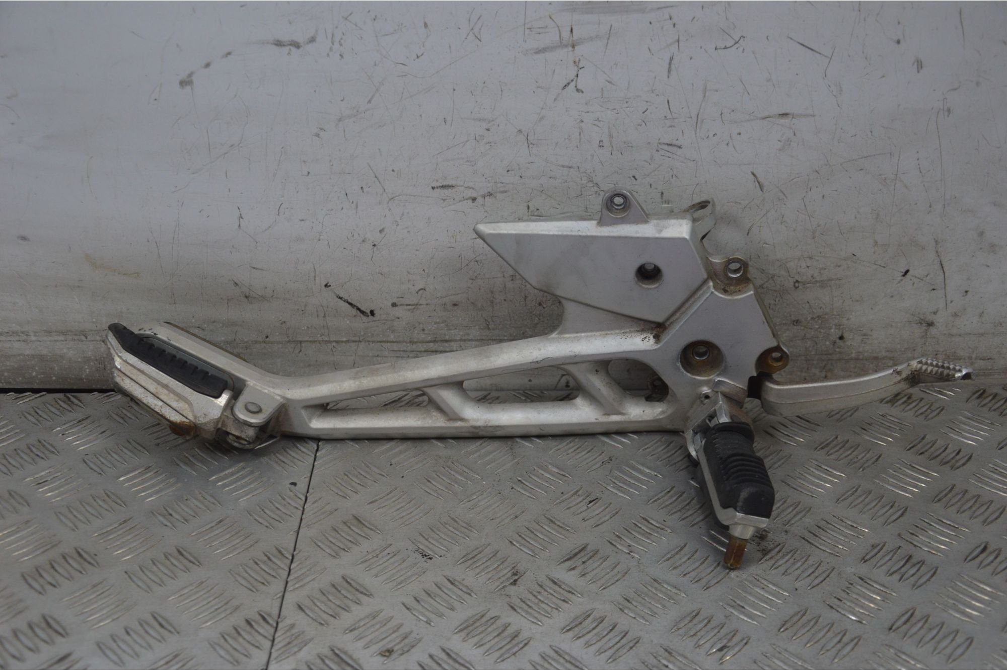 Pedana Poggiapiedi Destro Con Freno Suzuki GSR 600 dal 2006 al 2011  1720626613512