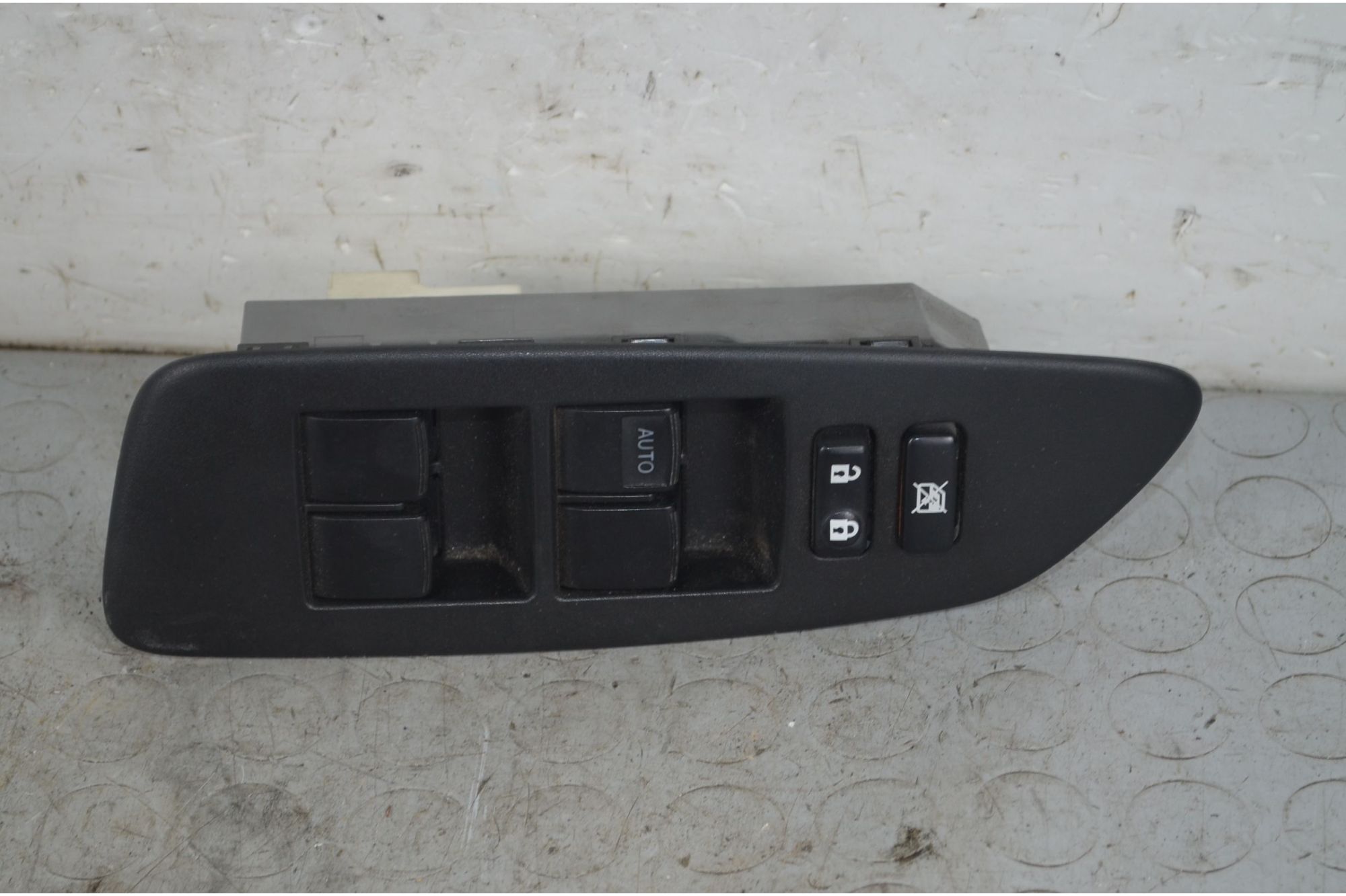 Pulsantiera alzacristalli anteriore SX Toyota Auris Dal 2007 al 2012 Cod 8482002210  1721917890582