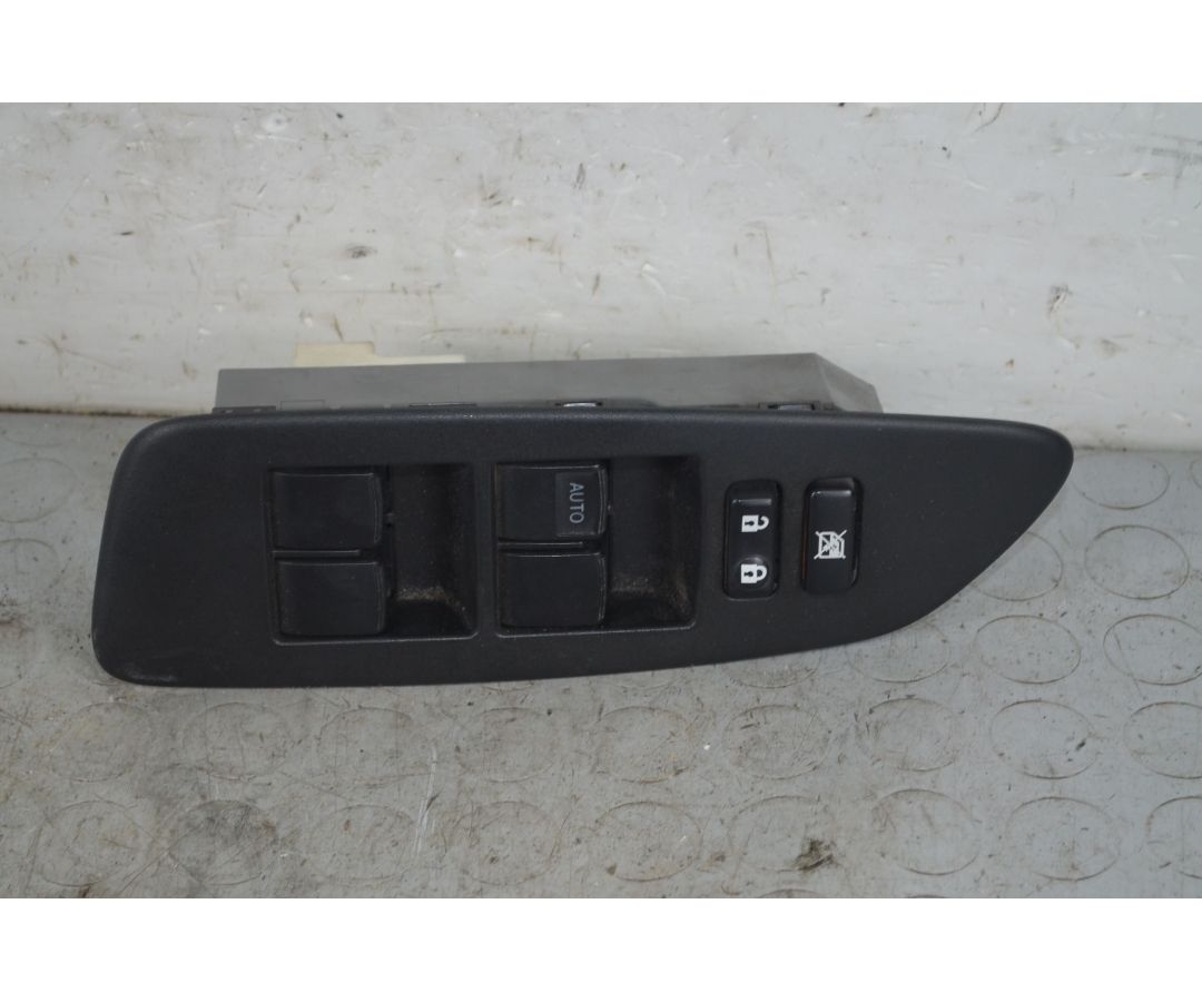 Pulsantiera alzacristalli anteriore SX Toyota Auris Dal 2007 al 2012 Cod 8482002210  1721917890582