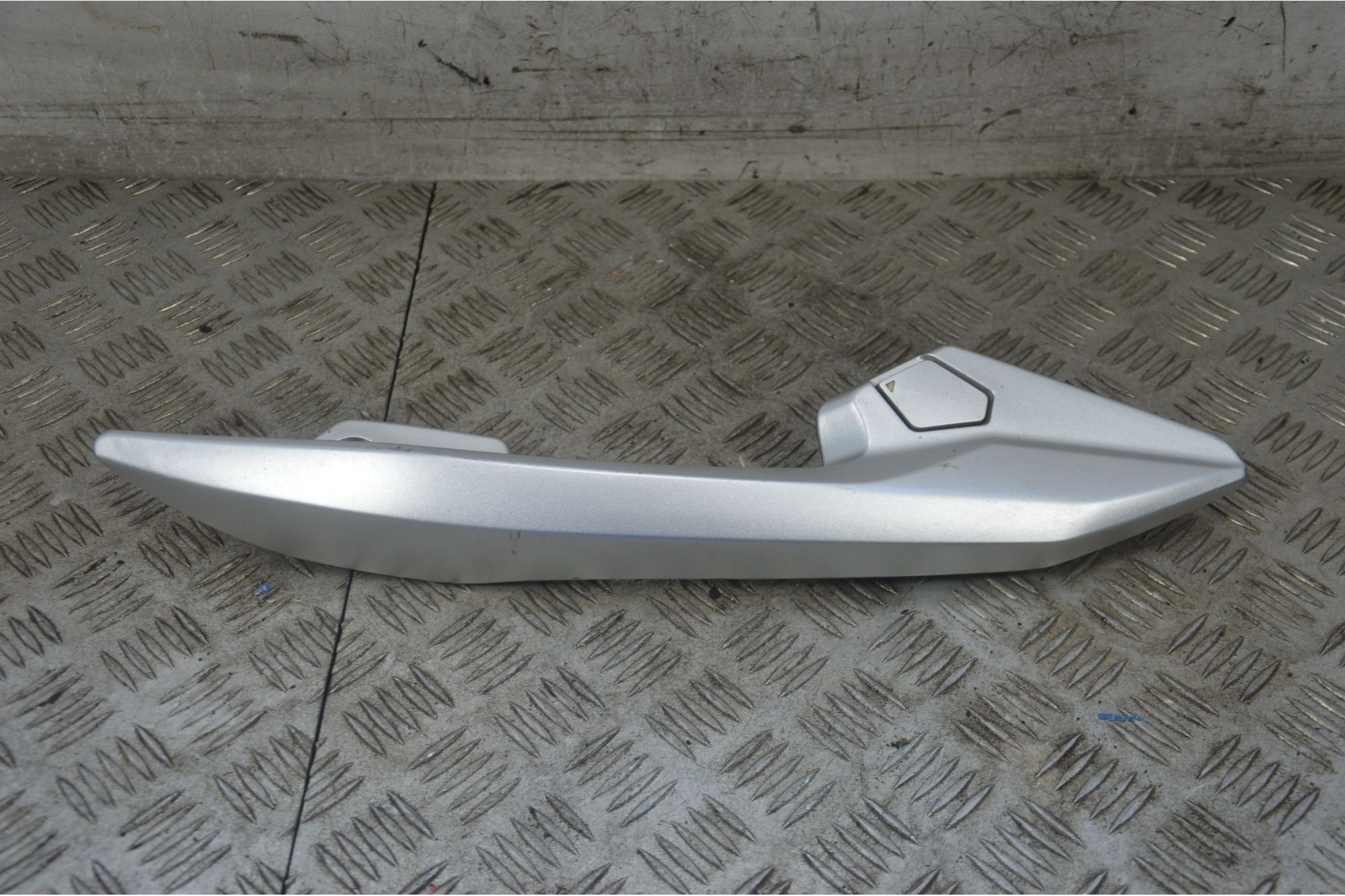 Maniglione Posteriore Sinistro Sx Suzuki Burgman AN 400 Dal 2022 al 2024  1722262173313