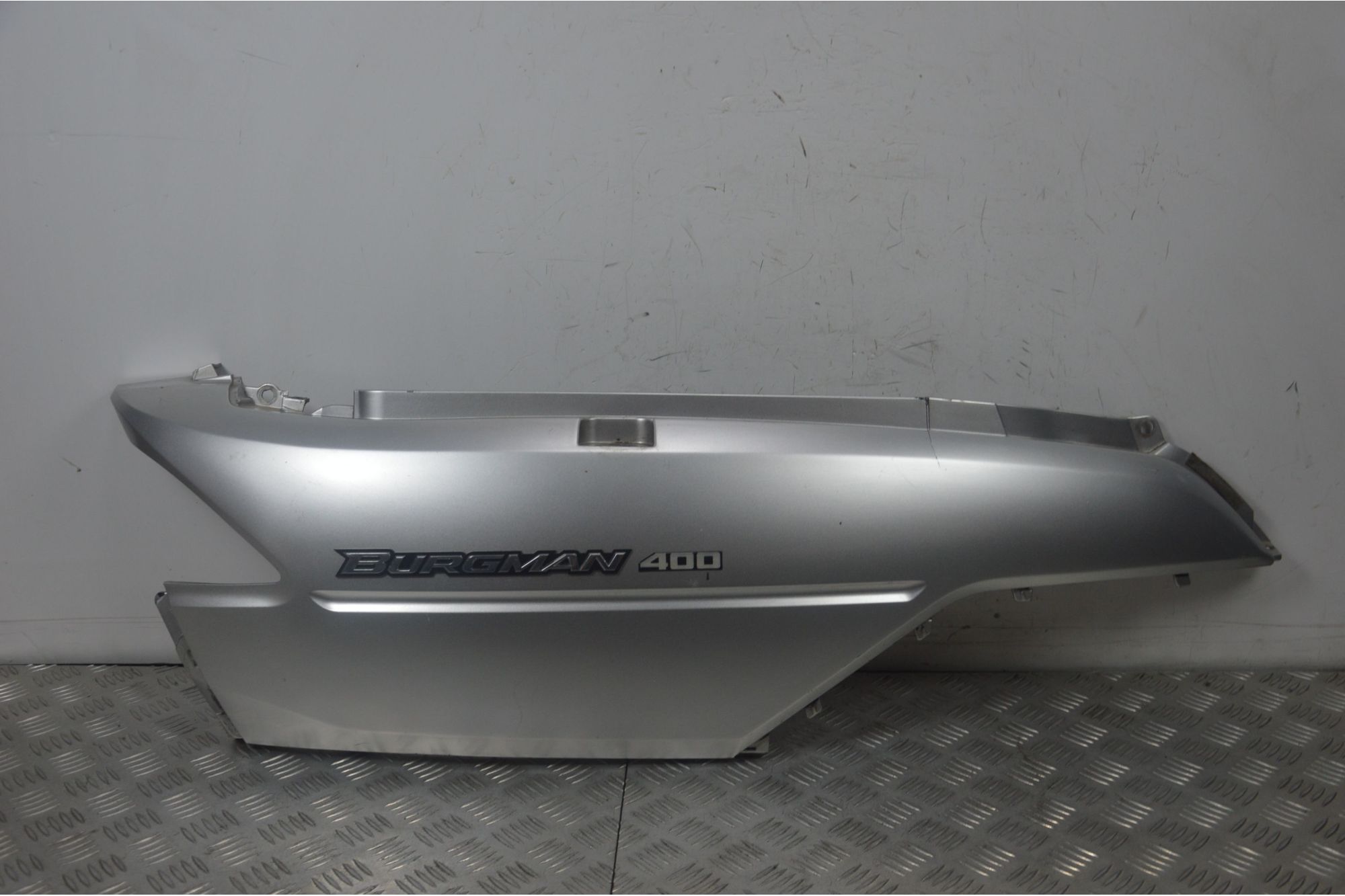 Carena Fianchetto Posteriore Destro Suzuki Burgman 400 K2 Dal 2000 al 2003  1725443136114