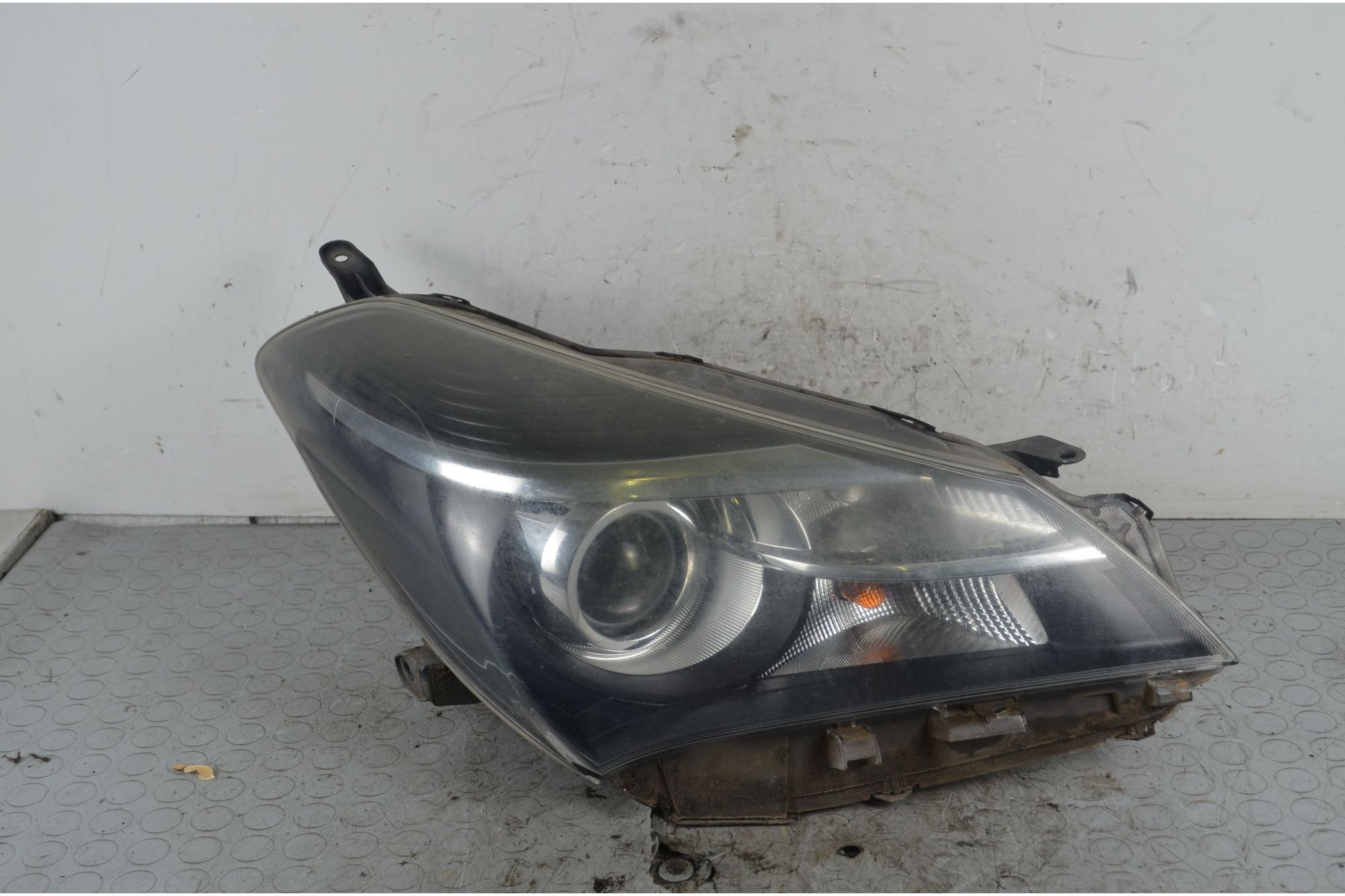 Faro anteriore DX Toyota Yaris Dal 2011 al 2019 Cod 811300DA40  1727766637491