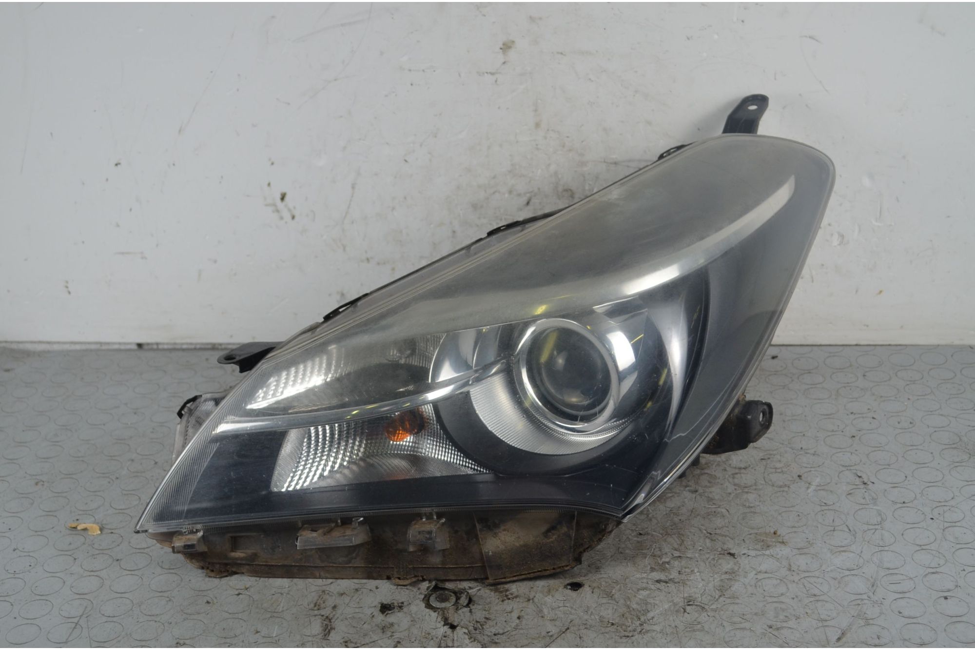 Faro anteriore SX Toyota Yaris Dal 2011 al 2019 Cod 811700DA40  1727767834783