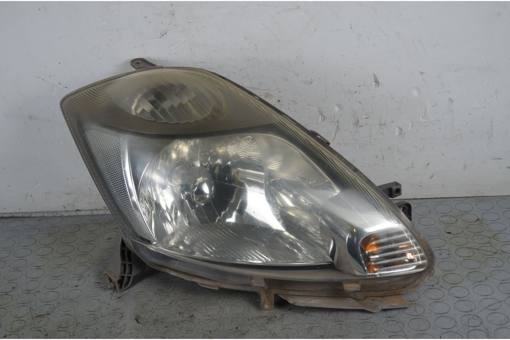 Faro Anteriore DX Daihatsu Sirion Dal 2004 al 2015 Cod 8113097421  1732632181718