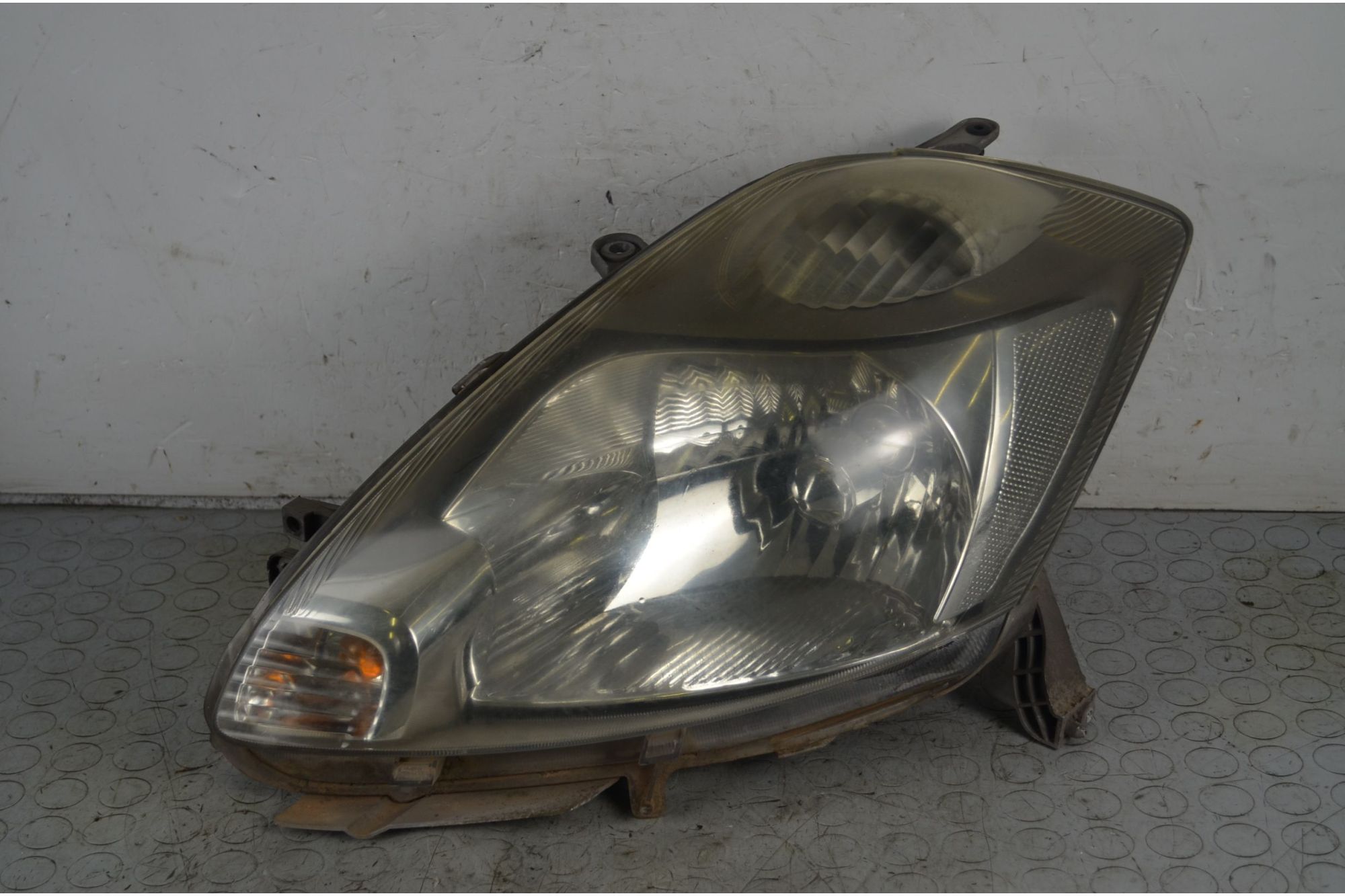 Faro Anteriore SX Daihatsu Sirion Dal 2004 al 2015 Cod 8117097421  1732633505285