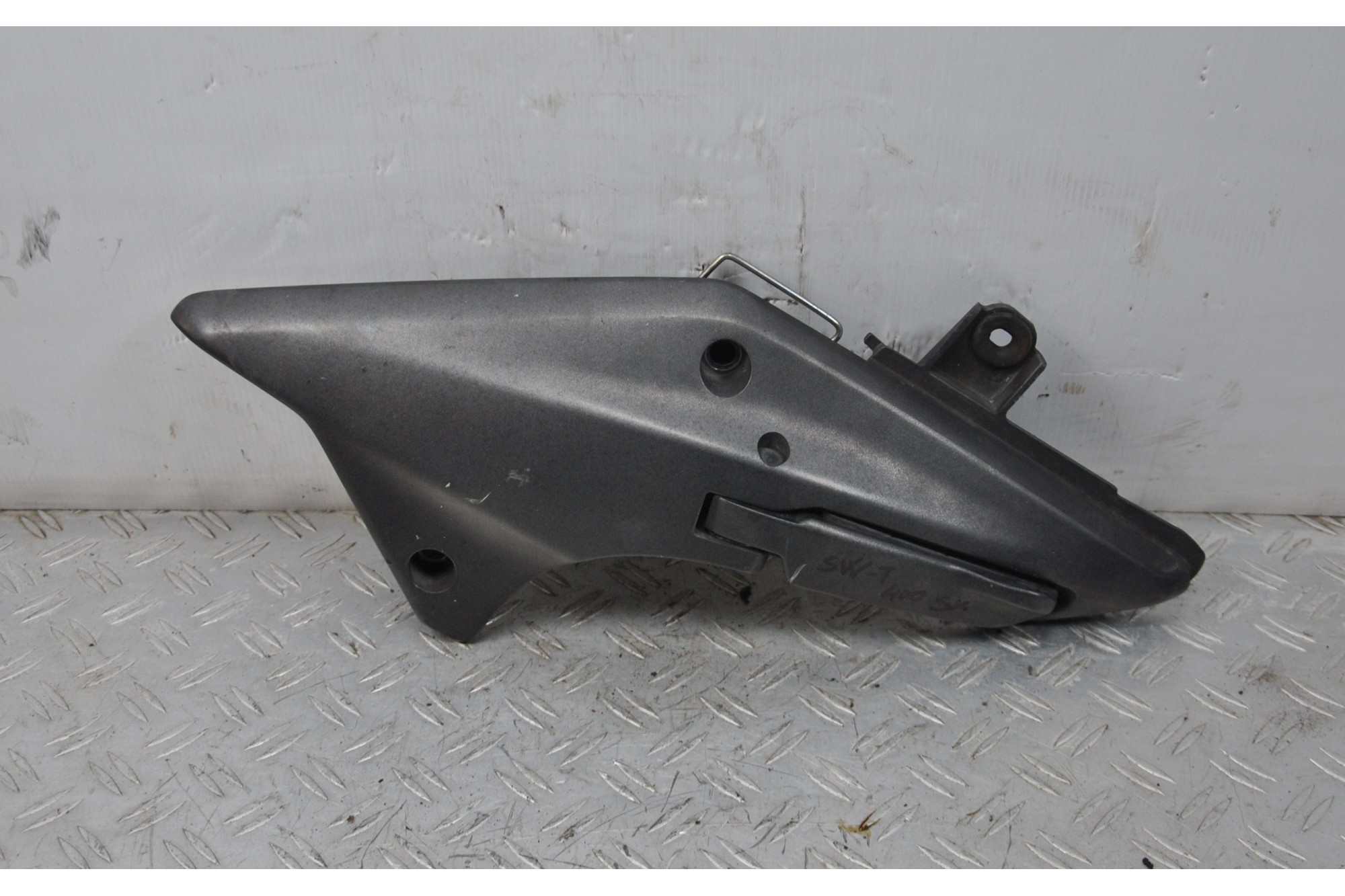 Pedana Poggiapiedi Posteriore Sinistra Honda SW-T 400 / 600 dal 2008 al 2016  1637159347114