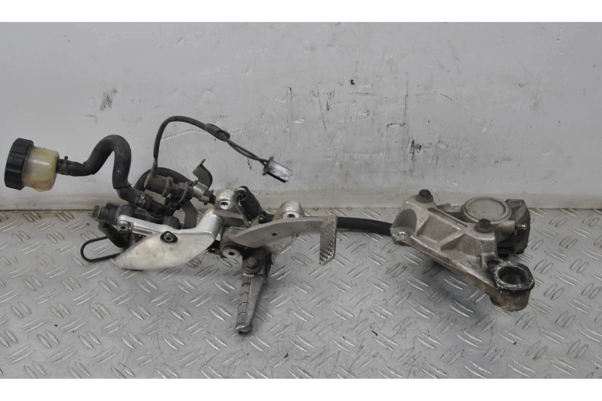 Pedana Freno Destra Posteriore Completa Yamaha YZF 1000r Thunderace Dal 1996 al 2001  1638268779476